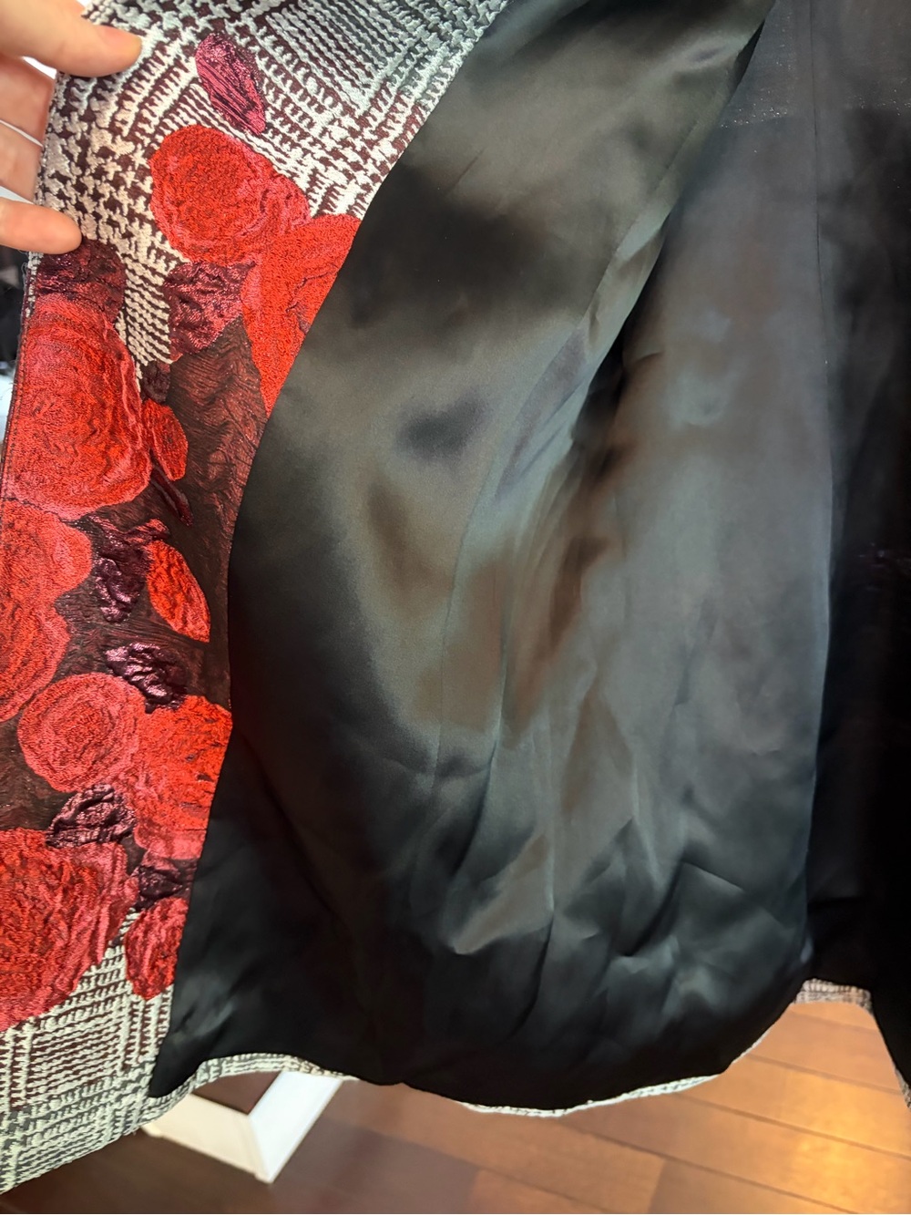 St. John gorgeous duster tweed coat with red floral design - Picture 6 of 6